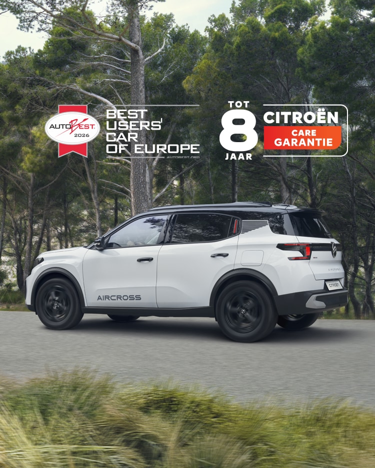 Driekwart achteraanzicht van de Citroën ë‑C3 Aircross elektrische SUV rijdend over een bosweg, met nadruk op prijswinnend design en 8‑jarige dekking voor betaalbare mobiliteit.
